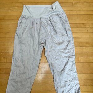 Lululemon Lightweight Crop Pants, Size 6